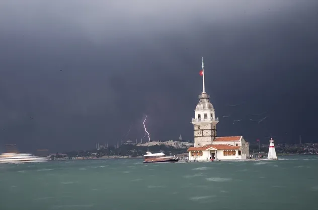 İstanbul'daki araç sahipleri dikkat! Meteoroloji'den süper hücre uyarısı
