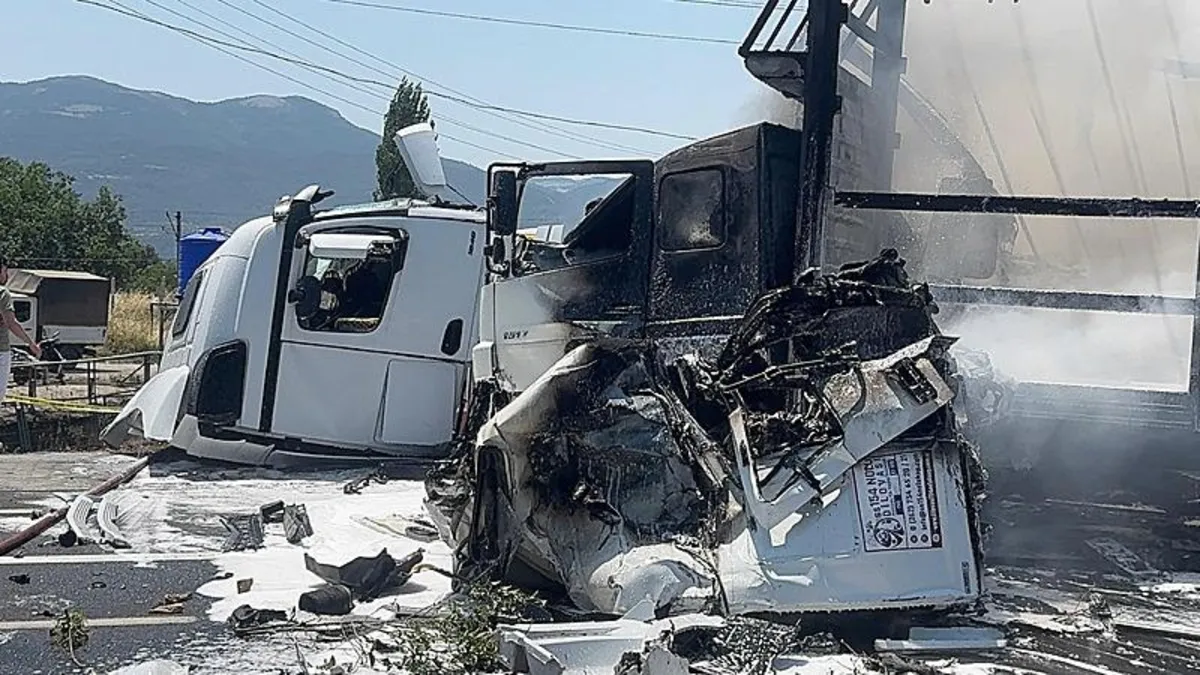 Sakarya'da korkunç kaza! Karşı şeride geçen TIR, iki TIR'a çarptı: Ölü ve yaralılar var
