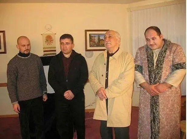 elini-kolunu-sallayarak-chpli-belediyelerde-sahneye-cikmis-feto-hukumlusu-atalay-demirci-kartalda-yakalandi-1778693766106.jpeg Elini kolunu sallayarak CHP'li belediyelerde sahneye çıkmış! FETÖ hükümlüsü Atalay Demirci Kartal’da yakalandı-5
