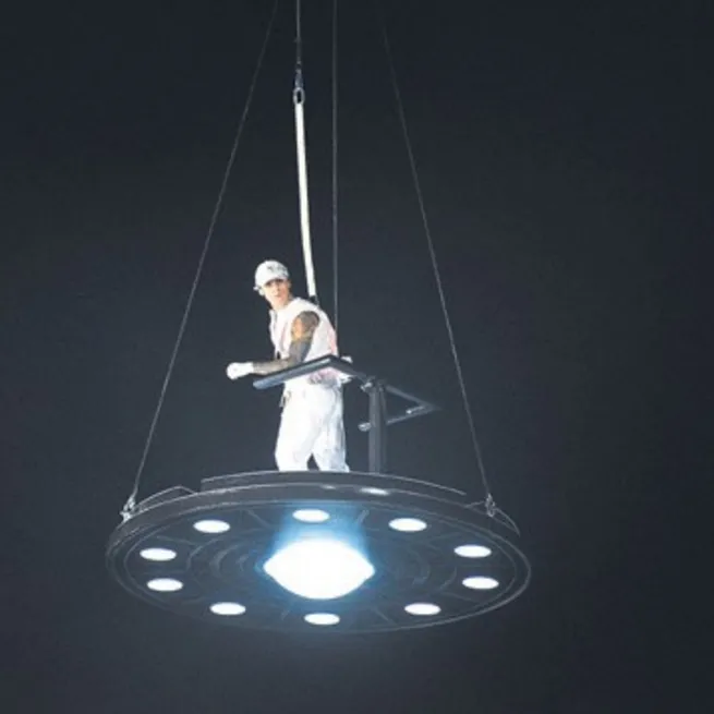 Çakal sahneye ufo ile indi!