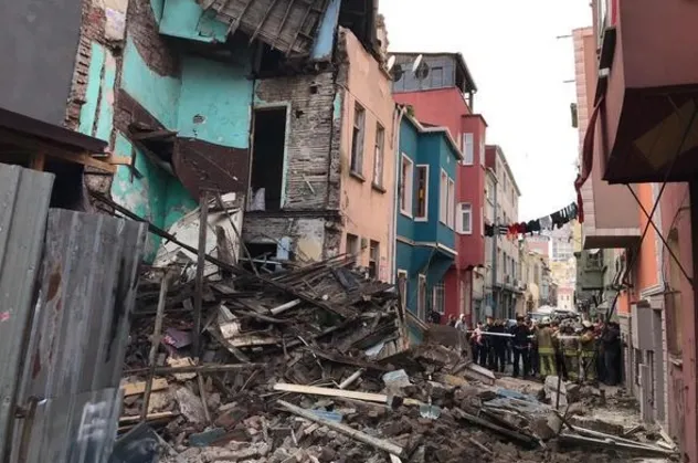 Balat'ta 4 katlı binada çökme