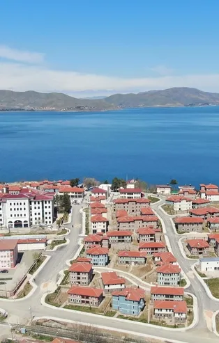 Elazığ'da depremzedelere göl manzaralı evler
