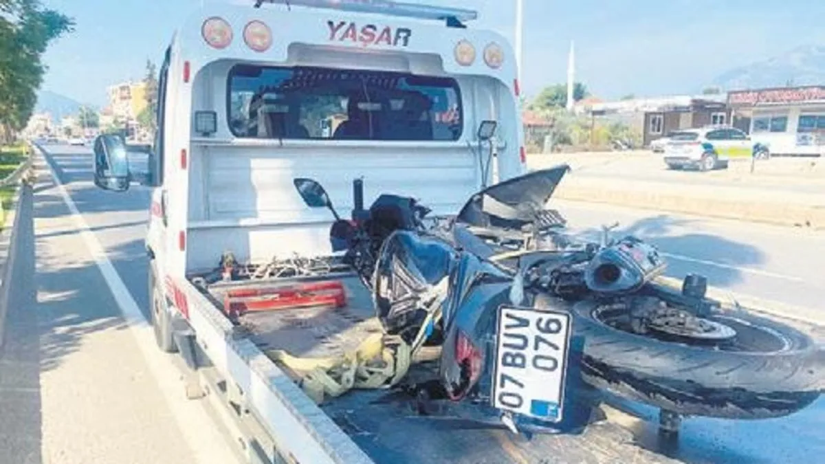 Dünyası başına yıkıldı: Antalya'daki motosiklet kazasında baba, oğlunu olay yerinden tesadüfen geçerken fark etti!