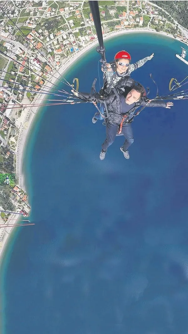 rekora-hos-tu-1595979205891.jpeg Gülşah Hoş paraşütüyle Denizli’den havalanıp Afyon’a inerek rekor kırdı-2