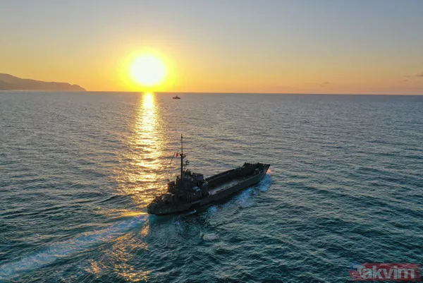 Türk bayraklarıyla karşılandı! İş makinelerini taşıyan Deniz Kuvvetleri Komutanlığı'na bağlı çıkarma gemisi Sinop'ta - 12