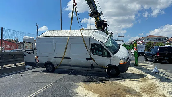 1629455123365.jpg Haliç Köprüsü'nde trafiği kilitleyen kaza! Minibüs yan yattı, kazaya neden olan 2 kişi kaçtı-2