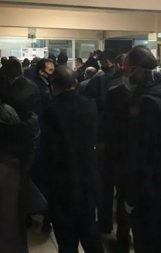 CHP'li İBB İETT şoförlerine sosyal mesafe kuralı uygulamadan maske ve ekipman dağıtıyor