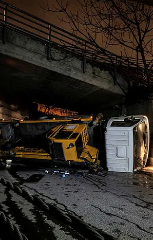 İstanbul'da vinç devrildi! Yol kapandı