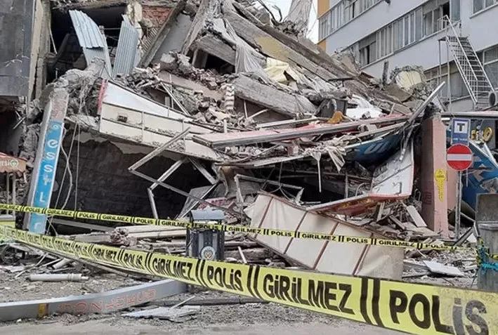 Malatya’da ağır hasarlı bina çöktü