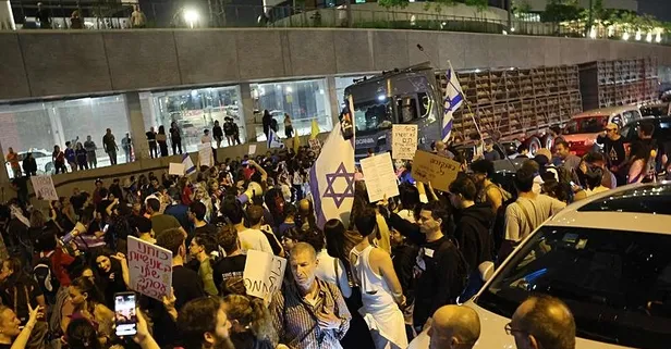 İsrailliler Tel Aviv'de sokaklara döküldü! Hükümetten ateşkes anlaşmasını imzalamasını talep etti