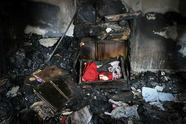 hatayda-tum-ev-yandi-bir-tek-turk-bayragi-zarar-gormedi-1602443015079.jpeg Hatay'da tüm ev yandı bir tek Türk bayrağı zarar görmedi!-2