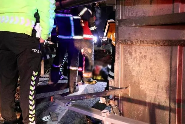 Sakarya'da feci kaza: Devrilen tırda sıkışan sürücü hayatını kaybetti-5