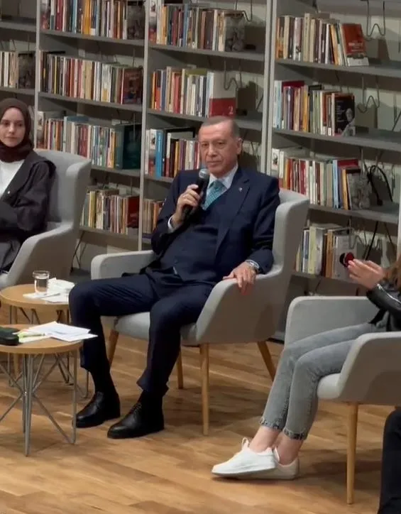 baskan-erdogan-genclere-mehmet-akiften-zulmu-alkislayamam-siirini-okudu-1684525461320.jpeg