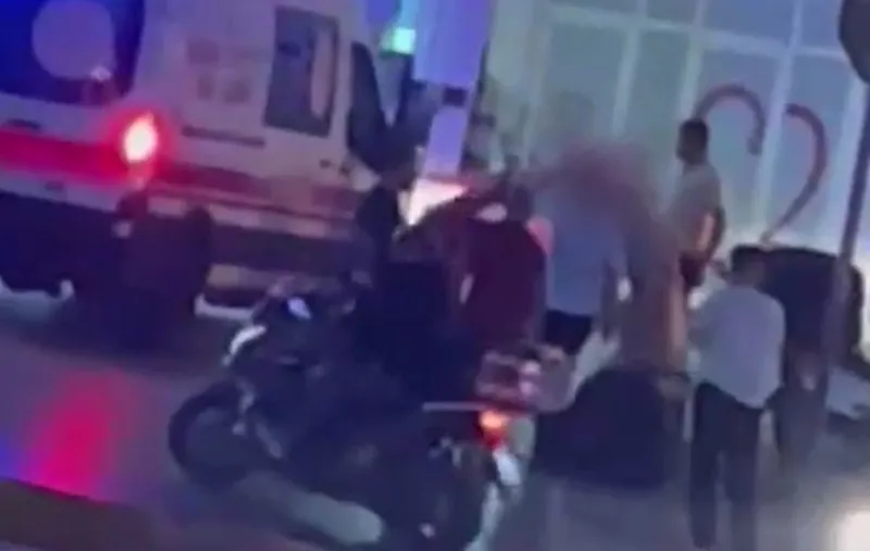 esenyurtta-salik-calisanlarina-motoruyla-saldirdi-1723276026720.jpg Esenyurt'ta sağlık çalışanlarına motorlu saldırı: O anlar kamerada-3