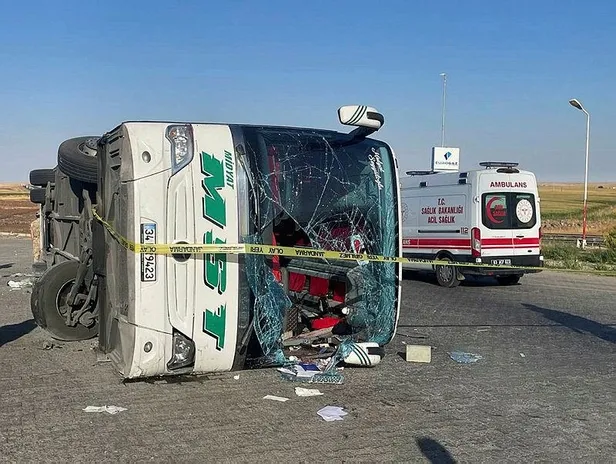 Şanlıurfa'da feci kaza! Otomobille çarpışan otobüsün devrilmesi sonucu 2 kişi öldü, 25 kişi yaralandı-3