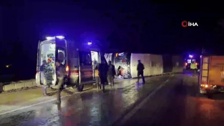 Kastamonu’da sürücünün direksiyon hakimiyetini kaybetmesiyle yolcu otobüsü devrildi! 30 kişi yaralandı