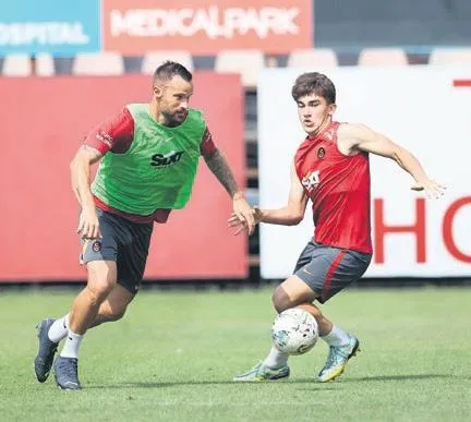 dunya-futbolu-manchester-city-formasiyla-5-macta-9-gole-ulasan-erling-haalandi-konusuyor-spor-haberleri-1662077468863.jpeg Dünya futbolu Manchester City formasıyla 5 maçta 9 gole ulaşan Erling Haaland’ı konuşuyor! | Spor haberleri-5