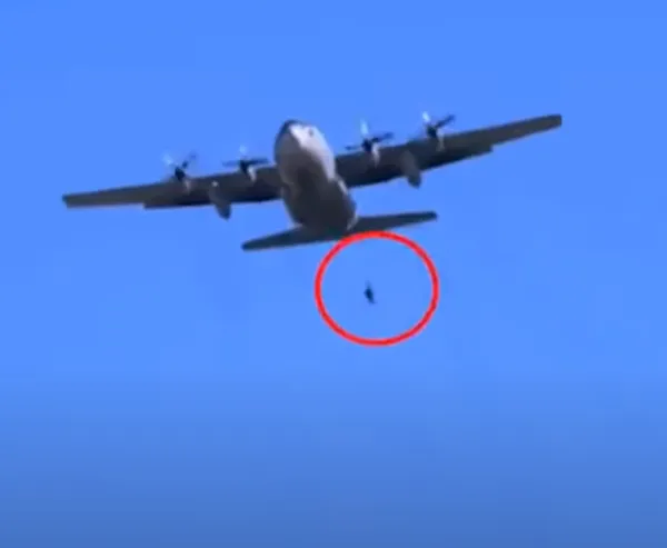 yunan-ve-rum-askerler-havada-asili-kaldi-iste-parasutculerin-rezil-oldugu-anlar-1650525878152.png Yunan ve Rum askerler havada asılı kaldı! İşte paraşütçülerin rezil olduğu anlar-3