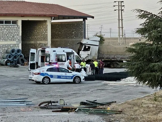 Konya'da feci kaza! Kontrolden çıkan tır 3 araca çarptı: Araçtaki asitten zehirlenen 2 kişi hayatını kaybetti-6