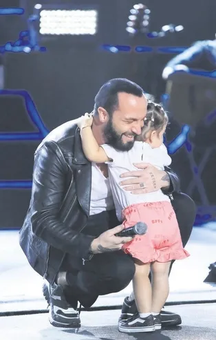 Berkay kızı Arya'yla Harbiye'de sahneye çıktı