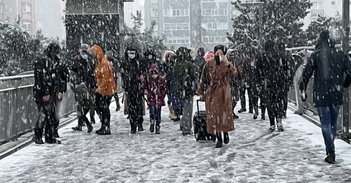 İstanbul kar altında: İzlanda etkisi altındaki kent beyaza büründü! Meteoroloji’den o iller için yoğun kar, kuvvetli rüzgar ve çığ uyarısı