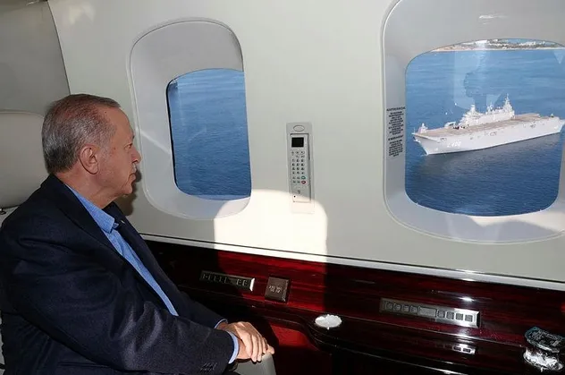 Başkan Erdoğan Türkiye'nin en büyük savaş gemisi TCG Anadolu'yu havadan inceledi!