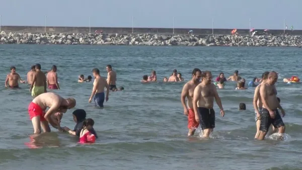 burasi-antalya-degil-istanbul-silede-plajlar-doldu-tasti-1661878445153.jpg Burası Antalya değil İstanbul! Şile'de plajlar doldu taştı-2