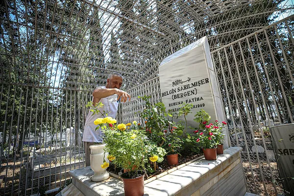 sanatci-bergen-mersindeki-mezari-basinda-anildi-1660517097708.jpg
