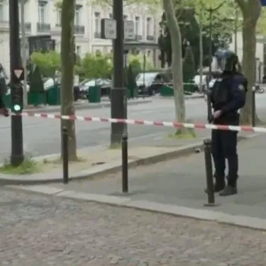 Son dakika: Fransa’da bomba alarmı! Üzerinde patlayıcı bulunan bir kişi İran konsolosluğu önünde kendini patlatmaya çalıştıa