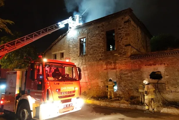 İzmir'de tarihi fabrika binasında yangın-1