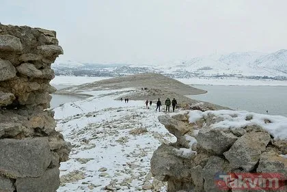 30 yıl sonra bir ilk! 2 bin 800 yıllık Pertek Kalesi’ne yürüyerek gittiler!