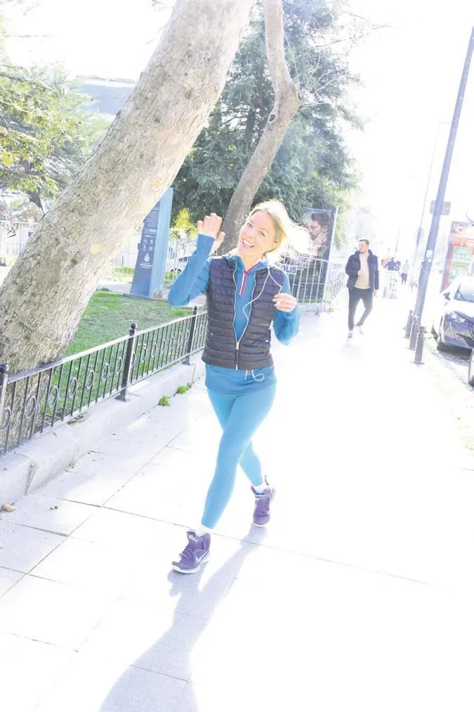 Yıllar geçmesine rağmen güzelliğinden ödün vermeyen Bade İşçil estetik yaptıranlara laf attı! "Hepsi birbirine benziyor"-4