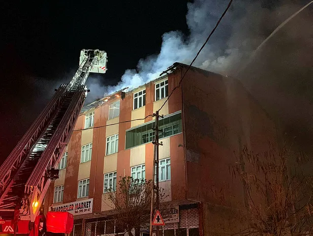 Sultanbeyli'de yangın paniği! Bir anda alevler içinde kaldı-1