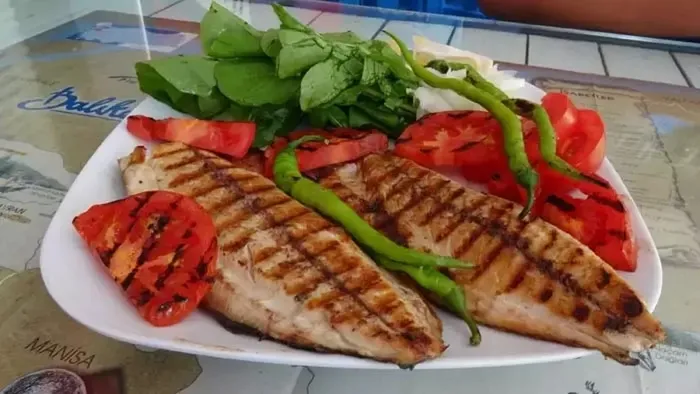 bu-baligin-tam-mevsimi-en-lezzetli-en-sagliklisi-aralik-ayinda-yeniyor-ne-levrek-ne-hamsi-onu-mutlaka-simdi-de-1702913499236.jpeg Ne levrek ne hamsi onu mutlaka şimdi denemelisiniz: Bu balık Aralık ayında yeniyor!-4