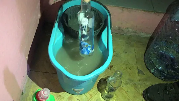 metil-alkol-zehirlenmesinden-14-gunde-69-kisi-oldu-1603365842394.jpg Metil alkol zehirlenmesinden 14 günde 69 kişi öldü-3