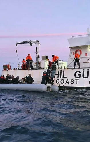 İzmir'de düzensiz göçmen botu ile Sahil Güvenlik botu çarpıştı