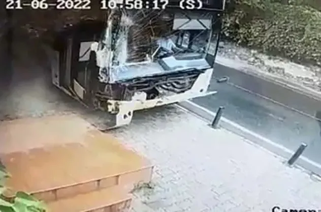 Yine bir İETT vakası! Ortaköy'de İETT kaldırıma çıktı