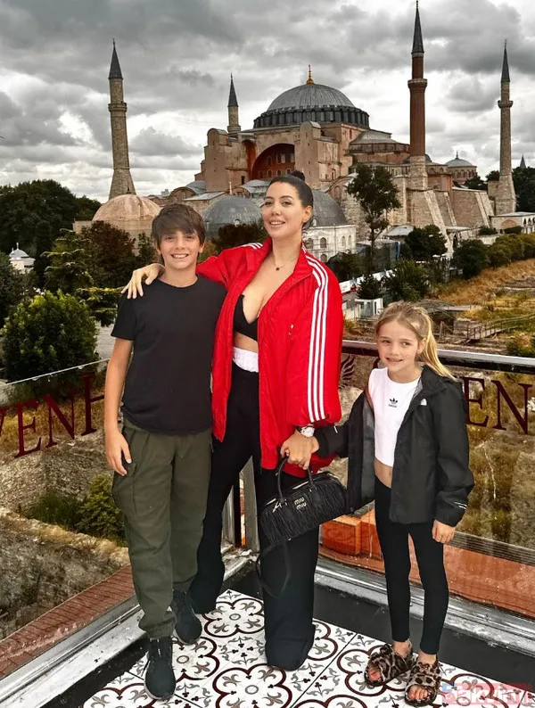 İstanbul kazan Wanda kepçe! Mauro Icardi'nin eşi Wanda Nara bu kez soluğu İstanbul'da halk plajında aldı ortalık yıkıldı - 4