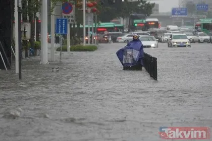SON DAKİKA: Çin’de sel felaketi: Onlarca insan öldü! Metrolar su içinde gidiyor! Dehşet anları kamerada