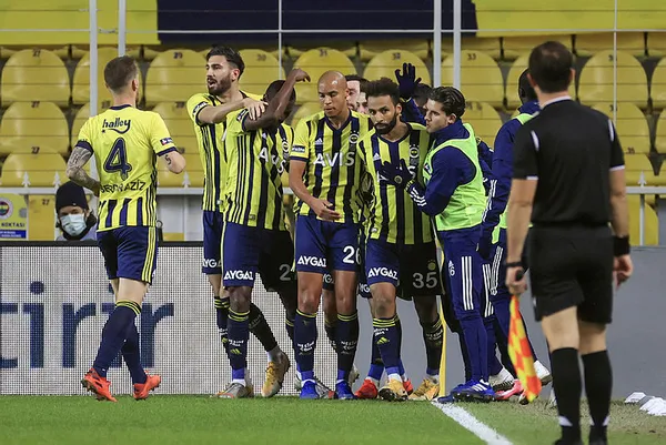 medipol-basaksehir-kadikoyde-kizardi-ms-fenerbahce-4-1-basaksehir-1608746457686.jpg