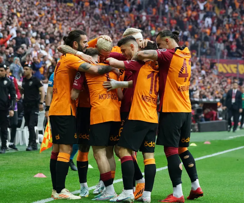 Galatasaray'a şampiyon orta saha! - 1