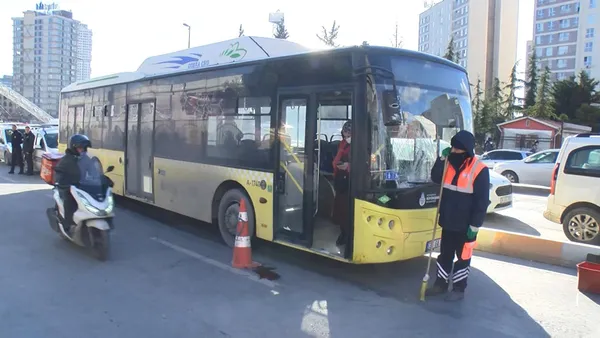 kartalda-iett-otobusu-yolda-kaldi-trafik-felc-oldu-vatandaslar-buz-gibi-havada-bekledi-1642576576361.jpg