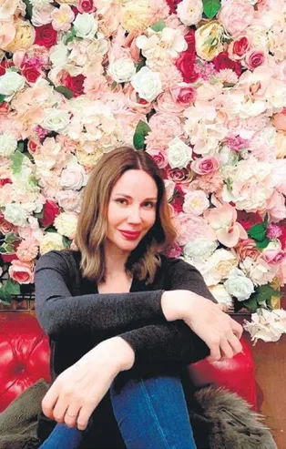 Demet Şener Küpeli 'çiçek' açtı