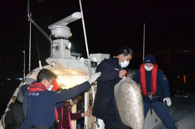 SON DAKİKA: İzmir'de Yunanistan tarafından itilen toplam 123 kaçak göçmen kurtarıldı