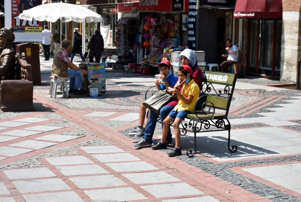 en-az-vaka-gorulen-illerden-olan-edirnede-banklar-yeniden-yerlerine-konuldu-1624451000894.jpg En az vaka görülen illerden olan Edirne'de banklar yeniden yerlerine konuldu-12