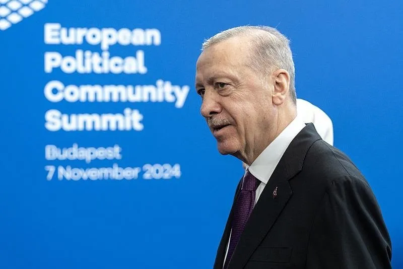 Başkan Recep Tayyip Erdoğan (solda), Macaristan'ın başkenti Budapeşte'de düzenlenen Avrupa Siyasi Topluluğu (AST) Zirvesi'ne katıldı. (AA)