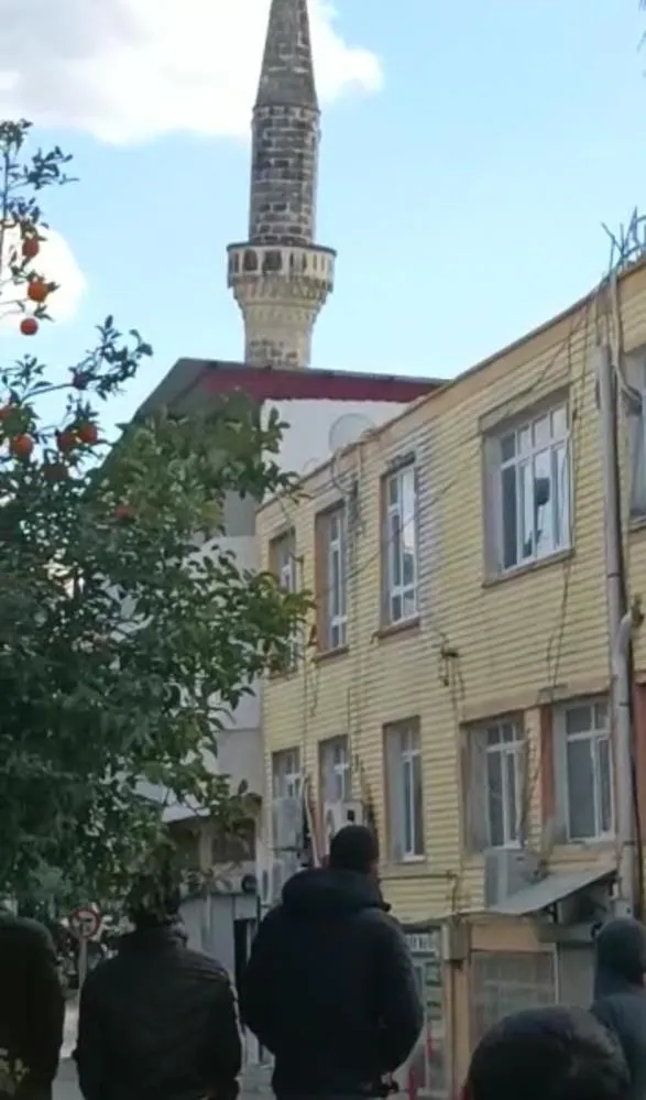 adanada-deprem-sonrasi-hasar-alan-minare-kontrollu-yikildi-1676096274528.jpeg Adana'da deprem sonrası hasar alan minare kontrollü yıkıldı-1