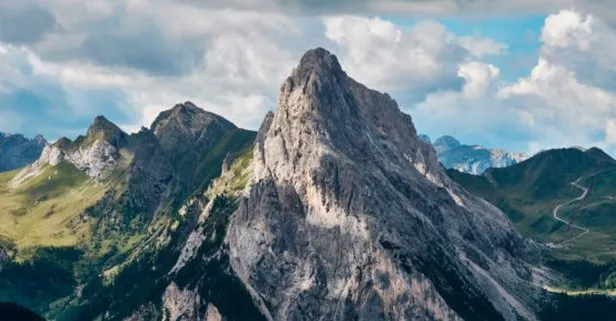 Rüyada dağ görmek: Dağda yürümek, dağa bakmak, dağdan inmek, dağa tırmanmak ne anlama gelir?