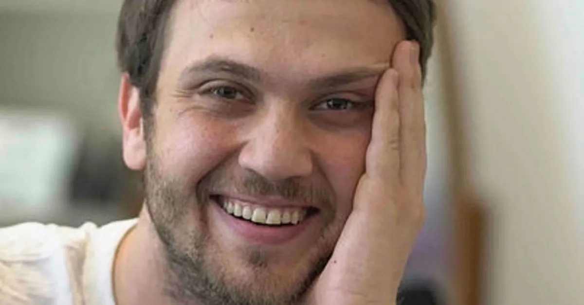 aras bulut iynemli nin yanindaki guzeli