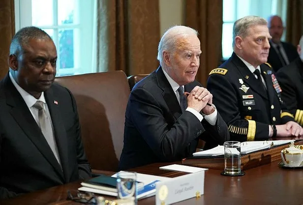 abd-baskani-joe-biden-komutanlarla-ukraynadaki-savasi-gorustu-1650494283513.jpeg